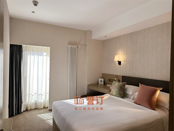 北京国贸公寓出租渠道国贸公寓·豪华两房套间：CBD核心，藏着商务与家庭的双重理想，国贸公寓以99㎡豪华两房套间搭配13㎡景观阳台。